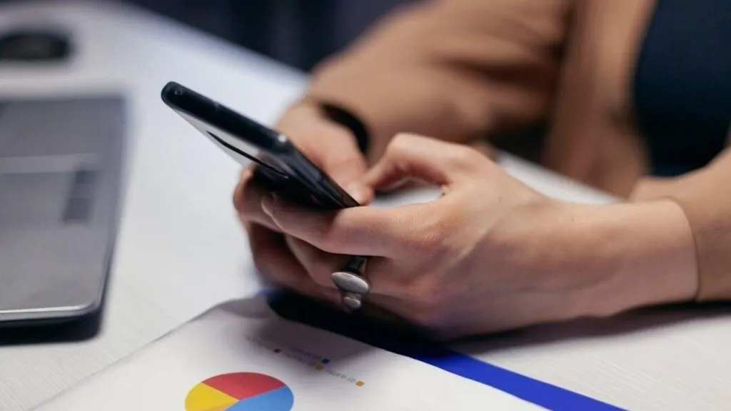 5 Ways Mobile CRM Enables Real-Time Data Flow in the Field